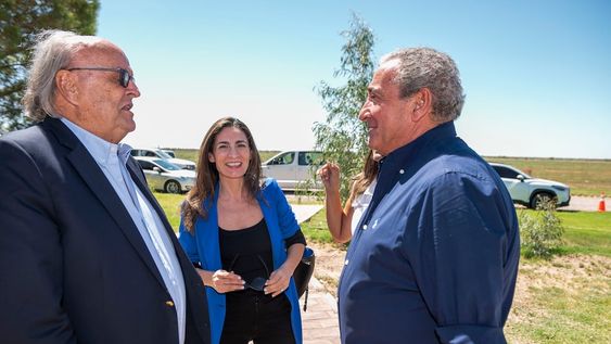 Alfredo Vila Santander recibe a José Ignacio de Mendiguren, secretario de Industria y Desarrollo Productivo del Ministerio de Economía y a Carla Pitiot, vicepresidenta del Banco de Inversión y Comercio Exterior.