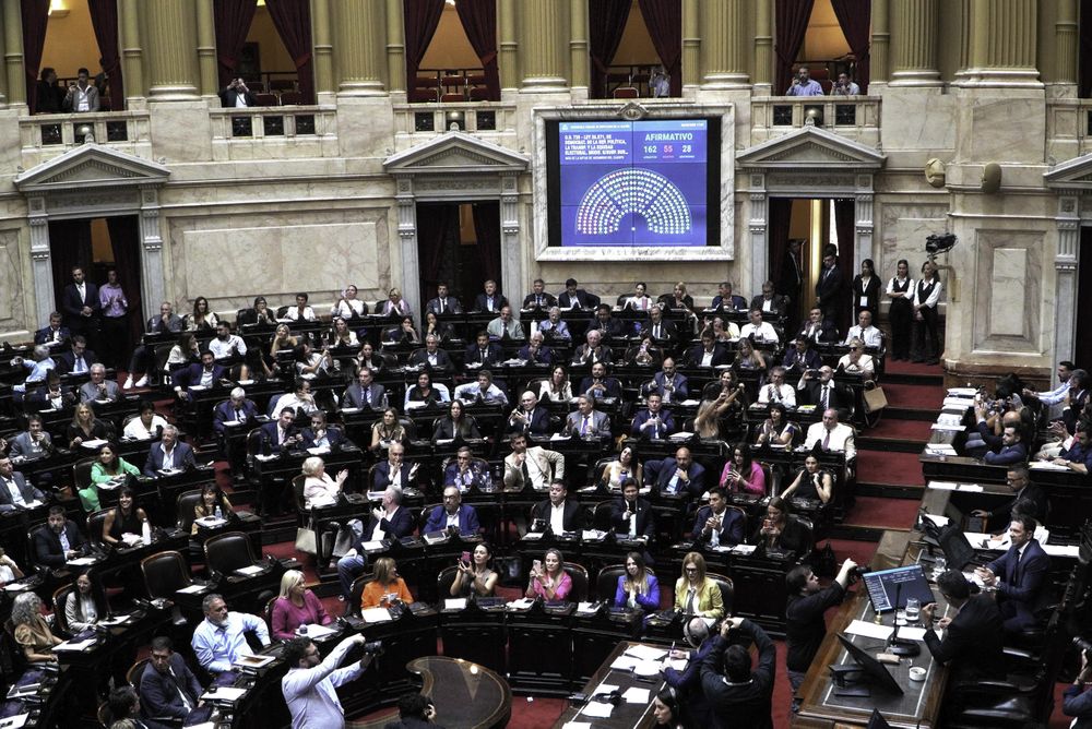 La Cámara de Diputados aprobó esta tarde el proyecto oficial de reforma electoral que incluye la suspensión de las PASO para el corriente año, por lo que la iniciativa deberá ser debatida ahora en las sesiones extraordinarias del Senado.