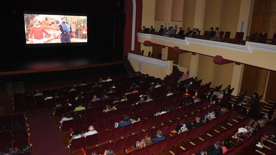 Para asistir a la presentación de “Vino al encuentro” en el teatro Mendoza, se sortearon 140 lugares entre los vecinos de la ciudad / Mariana Villa