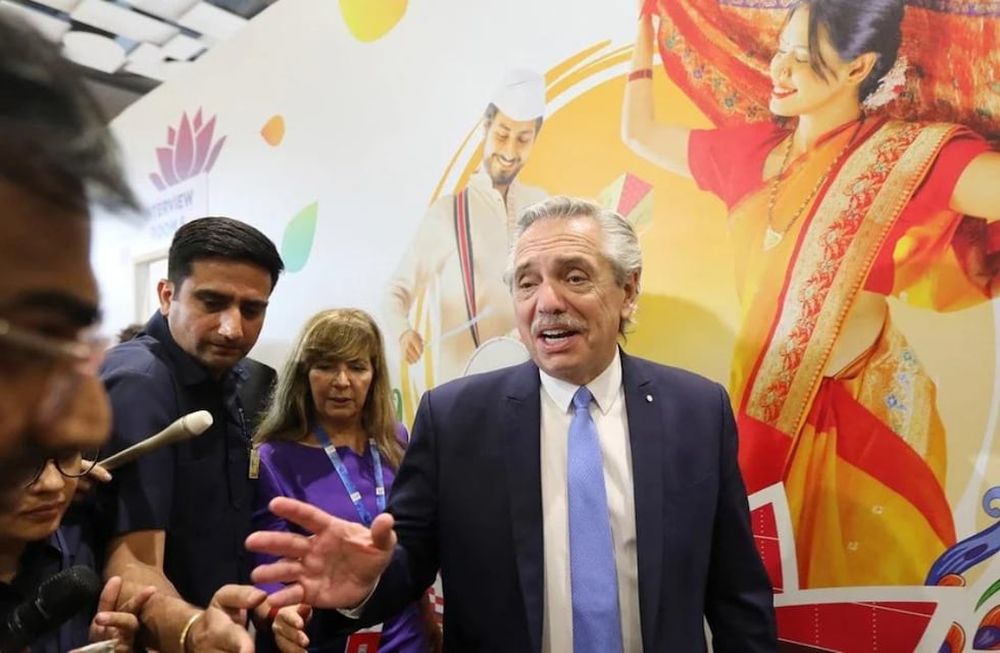 Fernández tuvo varios encuentros informales con líderes mundiales durante la cumbre en India. Foto: Clarín