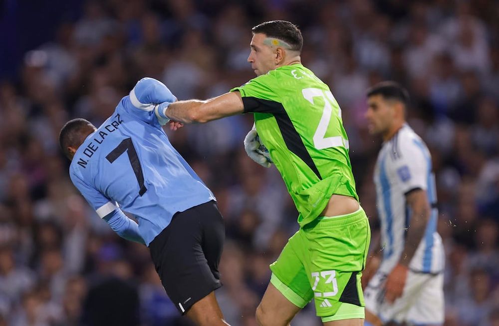 AMDEP3111. BUENOS AIRES (ARGENTINA), 16/11/2023.- Emiliano Martínez (d) de Argentina choca con Nicolás de la Cruz de Uruguay hoy, en un partido de las Eliminatorias Sudamericanas para la Copa Mundial de Fútbol 2026 entre Argentina y Uruguay en el estadio La Bombo en Buenos Aires (Argentina). EFE/ Juan Ignacio Roncoroni