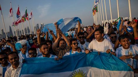 Fanáticos de todo el mundo llegan a Qatar para la Copa del Mundo 2022. Foto: EFE