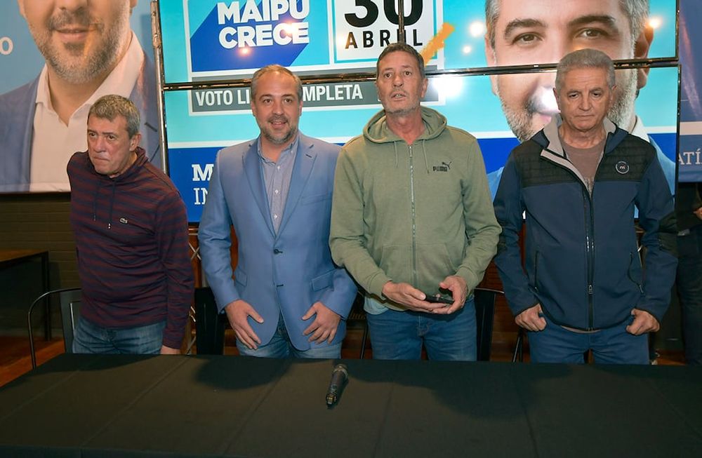 PASO municipales de Mendoza Los hermanos Alejandro y Adolfo Bermejo junto a Matías Stevanato y Chiqui García en el búnker maipucino. Partido JusticialistaFoto: Orlando Pelichotti