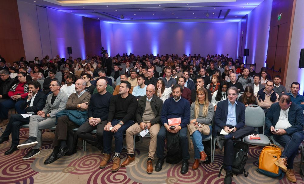 La inteligencia artificial transforma las redacciones, integrándose en el proceso creativo y de verificación de noticias. La inteligencia artificial transforma las redacciones, integrándose en el proceso creativo y de verificación de noticias.