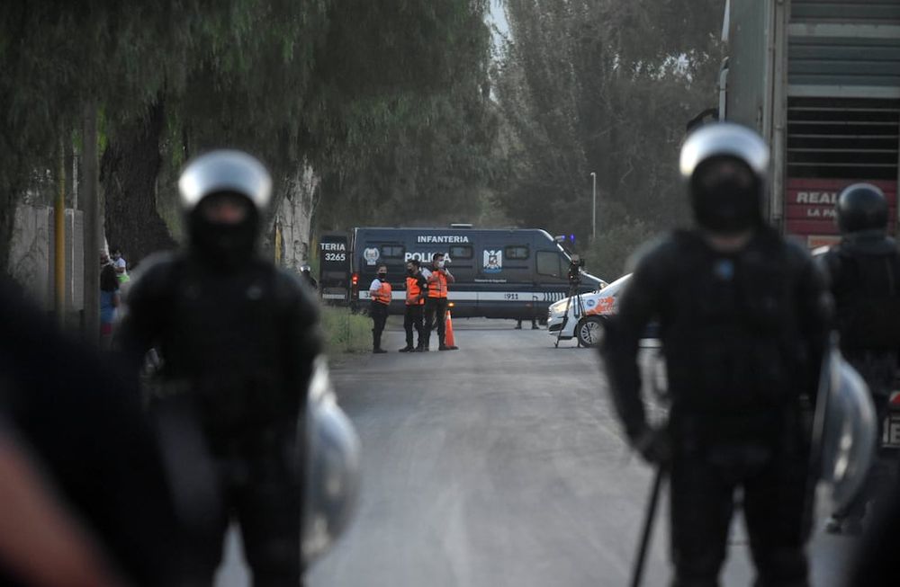 Hallazgo. El cuerpo de la niña fue encontrado por el empleado de un frigorífico sobre calle Alsina al 2.300, de Maipú. Foto: José Gutiérrez / Los Andes.