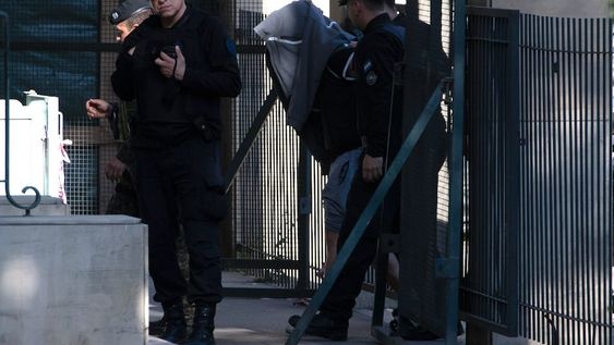 Brenda Uliarte y Fernando Sabag Montiel trasladados a tribunales federales de Comodoro Py para declarar en la causa del ataque a Cristina Kirchner. Foto: Clarín