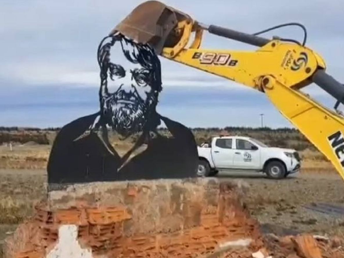 Vialidad Nacional removió un monumento de Osvaldo Bayer en Santa Cruz