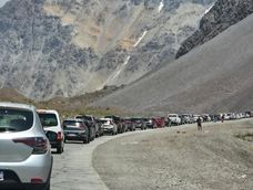 Filas de autos para cruzar el Cristo Redentor. La concesión privada incluye obras importantes en toda la Ruta 7.