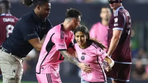 Monterrey amenazó con arrestos y duras penas para quienes traten de ingresar al campo de juego por una foto o un abrazo con el astro argentino. / Gentileza.