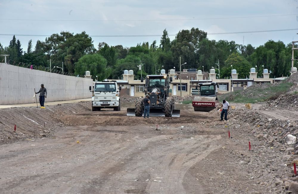 Dos municipios salen a la búsqueda de préstamos para obras. Foto: relevamiento de obras realizadas en calle Dr. Cicchitti, entre el canal Papagayos y Regalado Olguín. Prensa Gobierno de Mendoza.