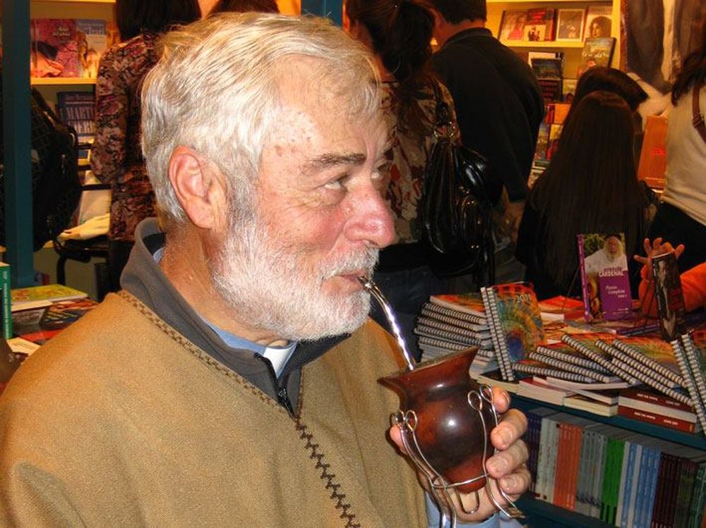 El sacerdote y escritor argentino.