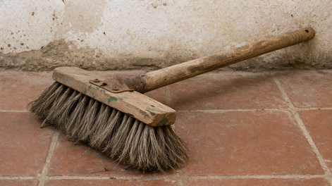 que hacer con el escobillon que ibas a tirar: 2 ideas utiles y lindas para ordenar tu casa