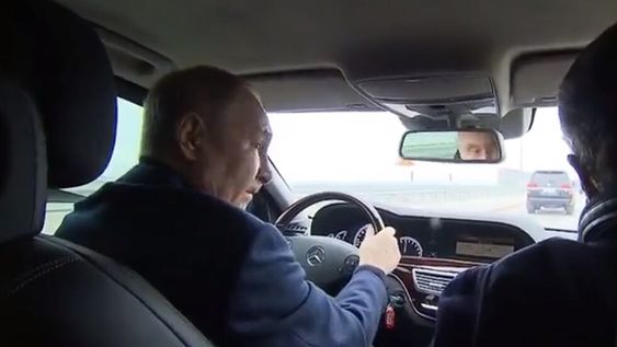 Vladimir inspecciona el puente de Crimea conduciendo por una sus vías. Foto: Twitter/@Fabian10_