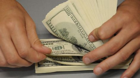 Cómo se consigue el “Dólar Bolsa” que, por ahora, esquiva el cepo y el impuesto del 30%