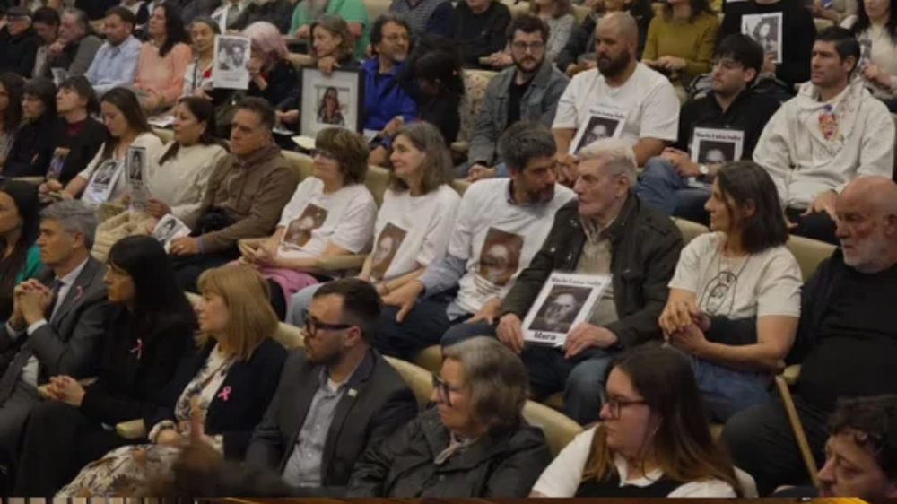 Familiares de desaparecidos estuvieron presentes en Tribunales Federales de Córdoba, donde se dio a conocer la identidad de las 8 personas.