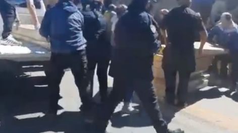 Los Andes | Vecinos y policías se llevaron parte de la carga de un camión volcado.