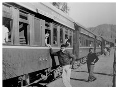 Tren a Chile Colección de fotografías históricas del Ferroclub Trasandino MendozaVagones de madera con pasajeros rumbo a Chile, del Ferrocarril Belgrano Trasandino, Foto Julio MonzalvoFoto: Orlando Pelichotti