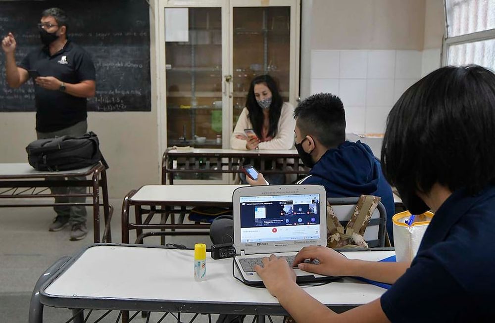Una escuela sureña marca el camino, invirtiendo fondos propios para crear un aula virtual con destino a sus alumnos. / Foto: Orlando Pelichotti / Los Andes