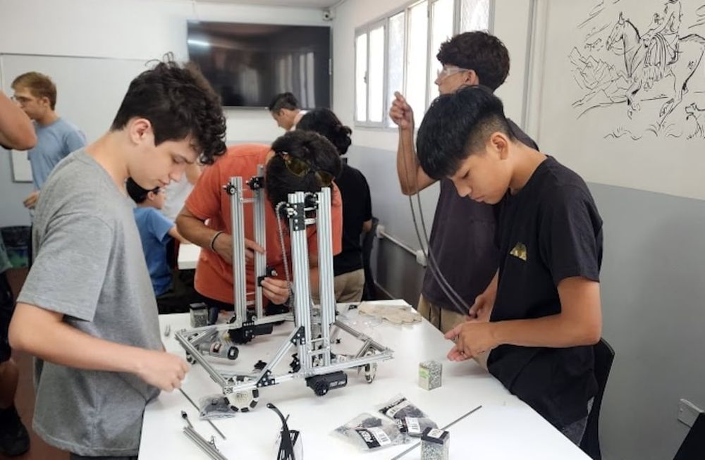 Secundaria: en el ciclo lectivo 2025 solo poco más de la mitad de los estudiantes del nivel secundario (56,04%) logró aprobar durante el tiempo de cursado regular y 2 de cada 10 permaneció en el mismo año, es decir que repitieron. 