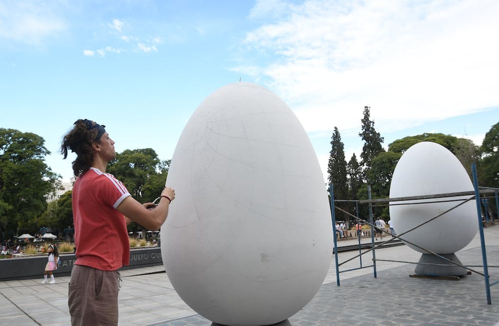 En la plaza Independencia se exhiben huevos gigantes que serán pintados por artistas en vivo. Esta costumbre es originaria de Croacia y desde el año pasado se realiza en Mendoza. Foto: Marcelo Rolland / Los Andes