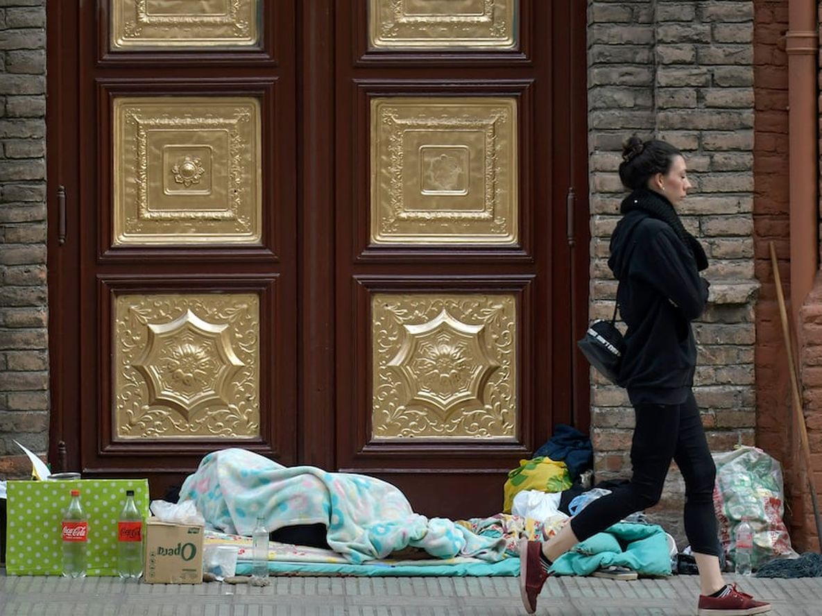 Pobreza e indigencia en MendozaAumentó el índice de pobres en nuestra provincia. Pobres viven y piden limosna en calle Colón y San MartínFoto: Orlando Pelichotti Pobreza e indigencia en MendozaAumentó el índice de pobres en nuestra provincia. Pobres viven y piden limosna en calle Colón y San MartínFoto: Orlando Pelichotti