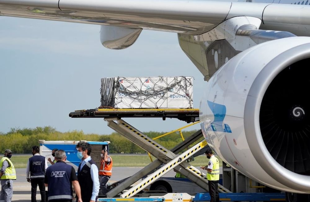 El envío de dosis de la vacuna Sputnik V a El Calafate se hizo a través de Aerolíneas Argentinas, según la denuncia - Imagen ilustrativa / Clarín