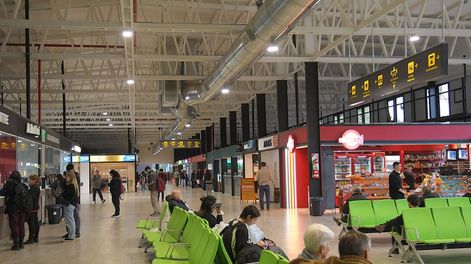 Los Andes | El ala Este de la Terminal de ómnibus tiene un centro comercial además de las oficinas de venta de pasajes. / Foto: Marcelo Rolland / Los Andes