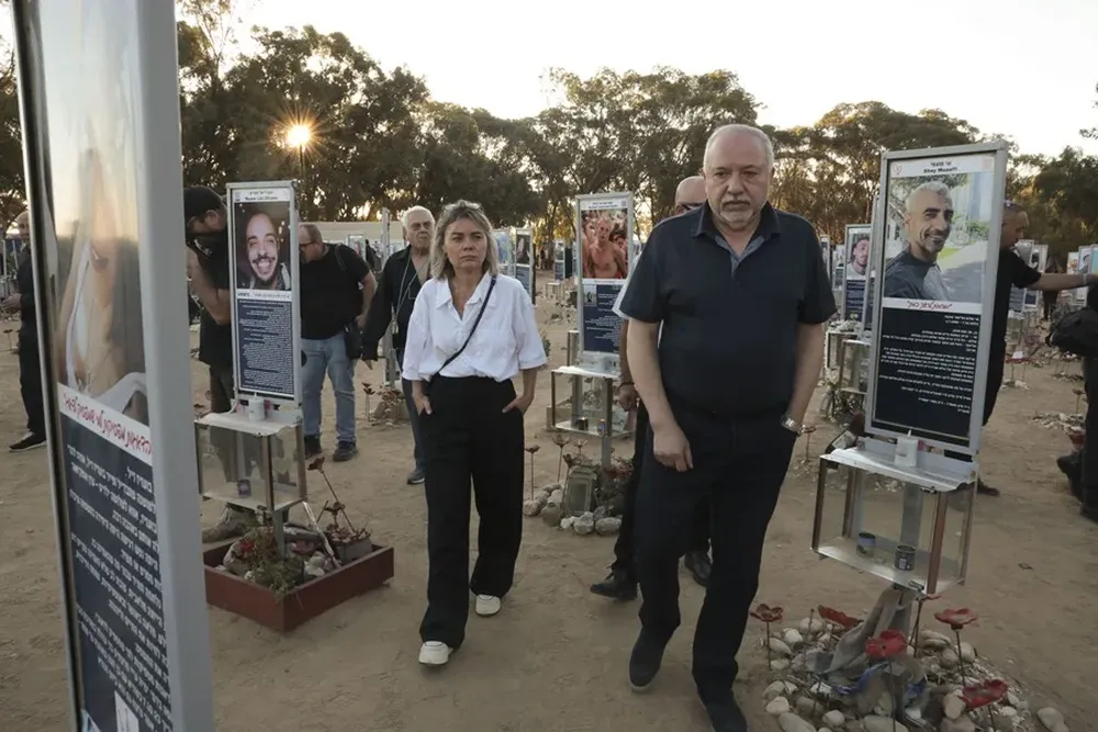 A tres años del 7-O: familiares y amigos en la explanada donde se celebró el Festival Nova (Israel)