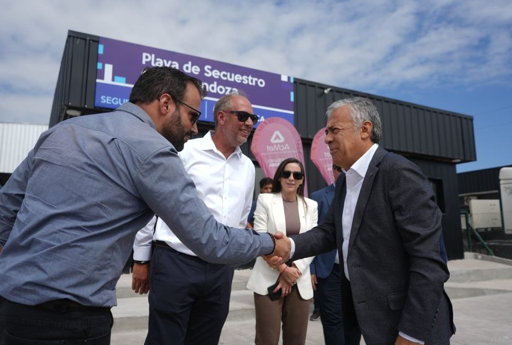 El gobernador Alfredo Cornejo visitó la nueva playa de secuestros viales del Gran Mendoza. 