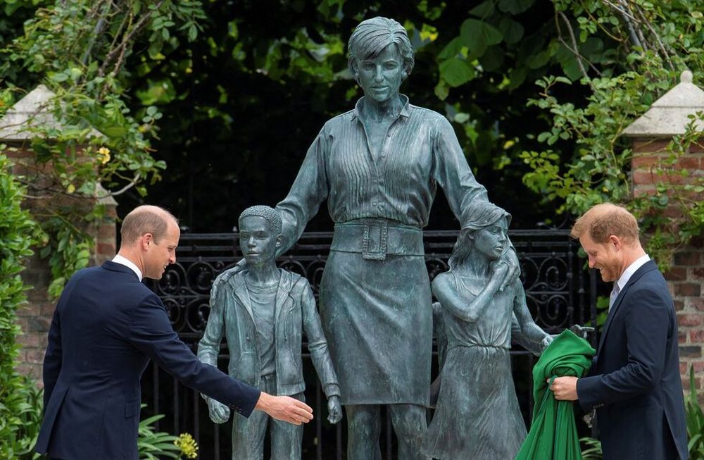 El príncipe Guillermo y el príncipe Harry de Gran Bretaña durante la inauguración de una estatua en homenaje a su madre, Diana Spencer. Foto: AP