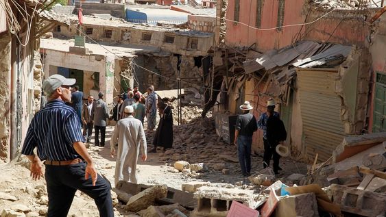 Casas destruidas y búsqueda de víctimas en la ciudad de Amizmiz, situada a unos 30 kilómetros del epicentro del terremoto. La cifra de muertos por el sismo llegó a las 2012. EFE/ María Traspaderne