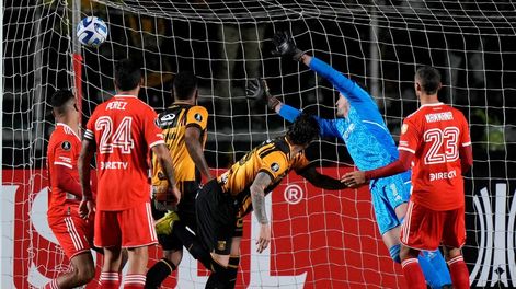 Castillo acaba de conectar de cabeza para poner el tercer gol The Strongest en el inicio de la Copa ante River (AP)
