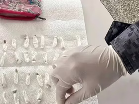 Un niño de 2 años jugaba en un jardín con un monedero que tenía 71 envoltorios de cocaína: eran de su mamá.