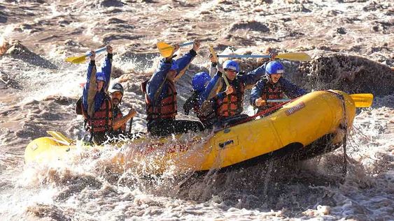 Los turistas en Mendoza aprovechan la alta montaña de Mendoza para hacer actividades como rafting y tirolesa. Foto: Mariana Villa / Los Andes