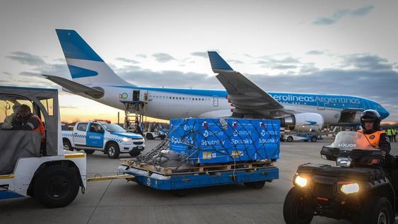 Un cargamento de componentes 1 y 2 de la vacuna Sputnik V y el primer lote de su principio activo para comenzar la producción local del fármaco contra el coronavirus.