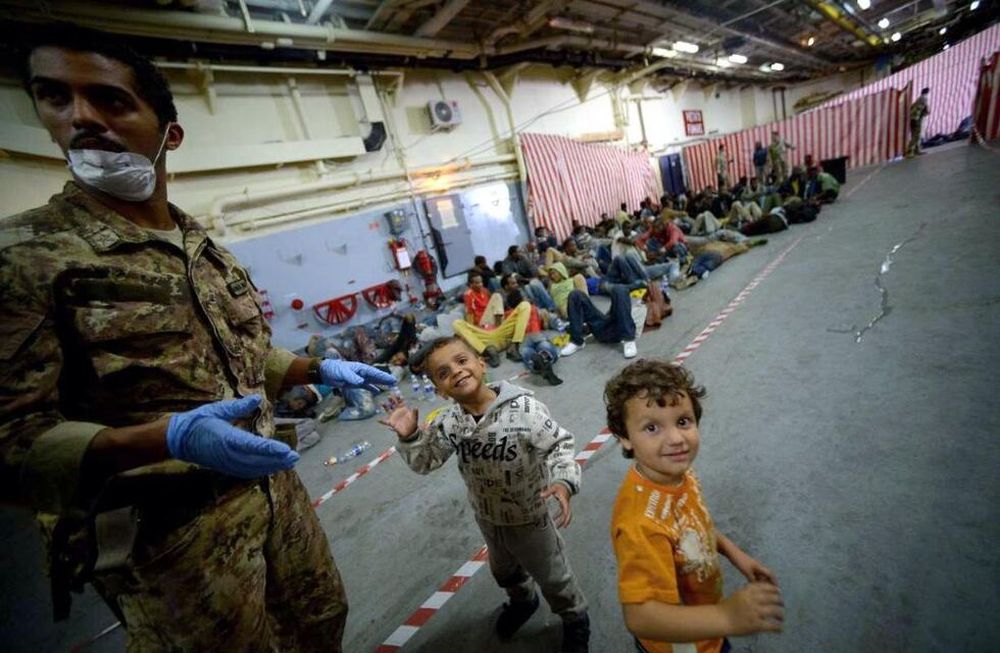 Rescatan 700 inmigrantes a la deriva en el Mediterráneo