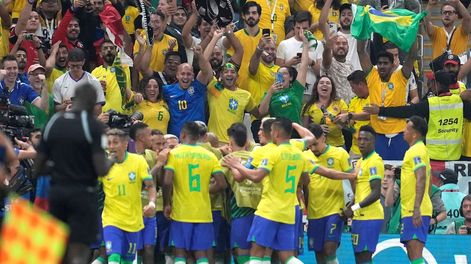 Delirio verdeamarellho en Lusail. Brasil festeja en el debut de Qatar 2022. (AP)