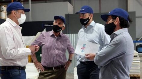 El ministro Enrique Vaquié junto a empresarios participantes de los programas de empleo y capacitación provinciales