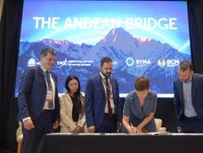  El convenio fue suscripto por la Ministra de Energía y Ambiente dela Provincia de Mendoza, Jimena Latorre; el Presidente de la BCM,Luis Romano; el Director para Sudamérica de la Bolsa de Comercio deToronto, Guillaume Légaré; y la Líder de Gobierno Corporativo ySustentabilidad de BYMA, Julieta Artal Conte.