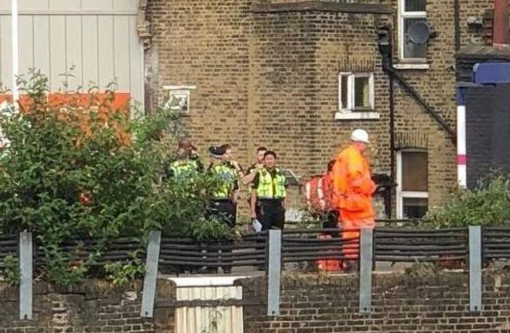 Tres grafiteros murieron tras ser atropellados por un tren mientras pintaban en Londres