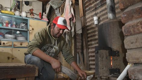 Los Andes | Jorge vive con su familia en una humilde casa en El Algarrobal. Si no consigue dinero para la garrafa, para calentarse debe apelar a leña y ramas que consigue tiradas. Foto: José Gutiérrez / Los Andes