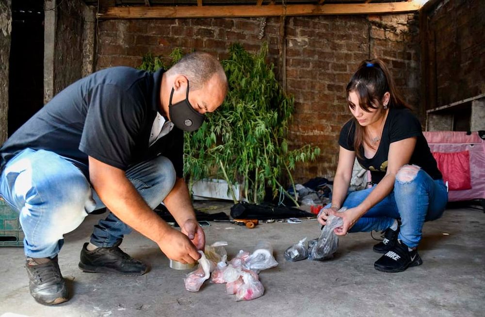 Diez personas fueron detenidas esta tarde en allanamientos realizados en el asentamiento Puerta 8, en el partido de Tres de Febrero, en el marco de la investigación por la venta de una partida de cocaína en mal estado que provocó al menos 16 muertes. (Télam)