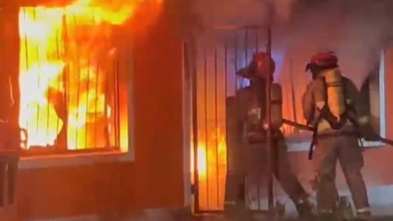 Incendio en Las Heras: cuatro viviendas afectadas y autos destruidos