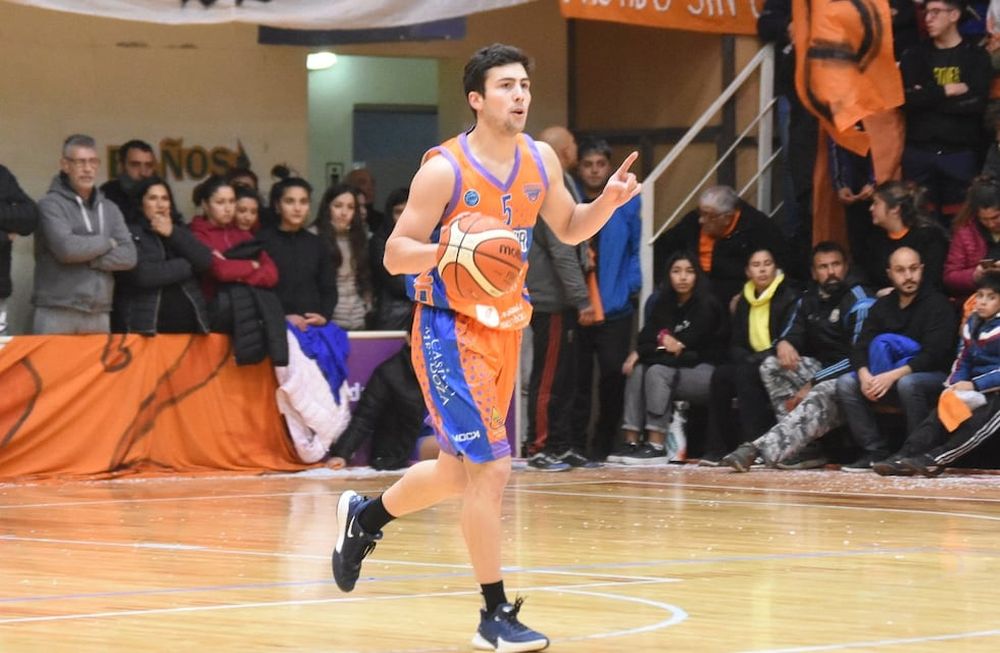Franco Sampaulise, la gran figura de Rivadavia con 24 puntos, 6 triples y 7 rebotes. Magistral. / Gentileza: Soy del Este.