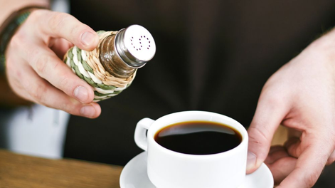 Esto ocurre si se mezcla la sal con el café.