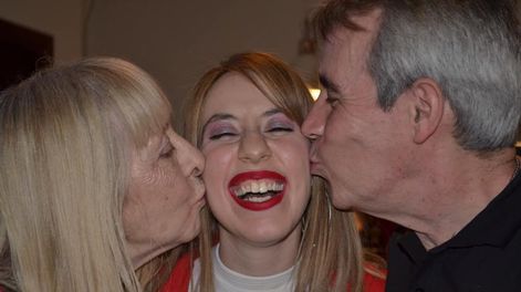 Los Andes | Desirée Rodriguez, una de las personas atropelladas en el teatro Plaza de Godoy Cruz, ya está en su casa después de un mes internada. Aquí, saludada por sus padres.