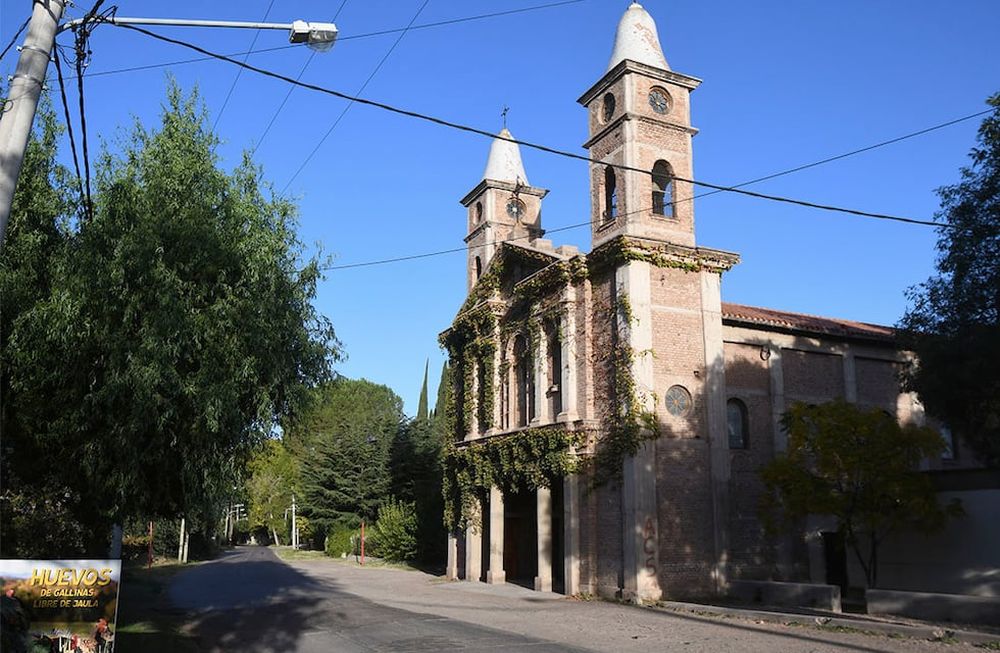 En el carril Franklin Villanueva se combinan las arboledas con casonas rurales, antiguas bodegas y edificios religiosos en el histórico distrito maipucino. Foto: José Gutiérrez / Los Andes