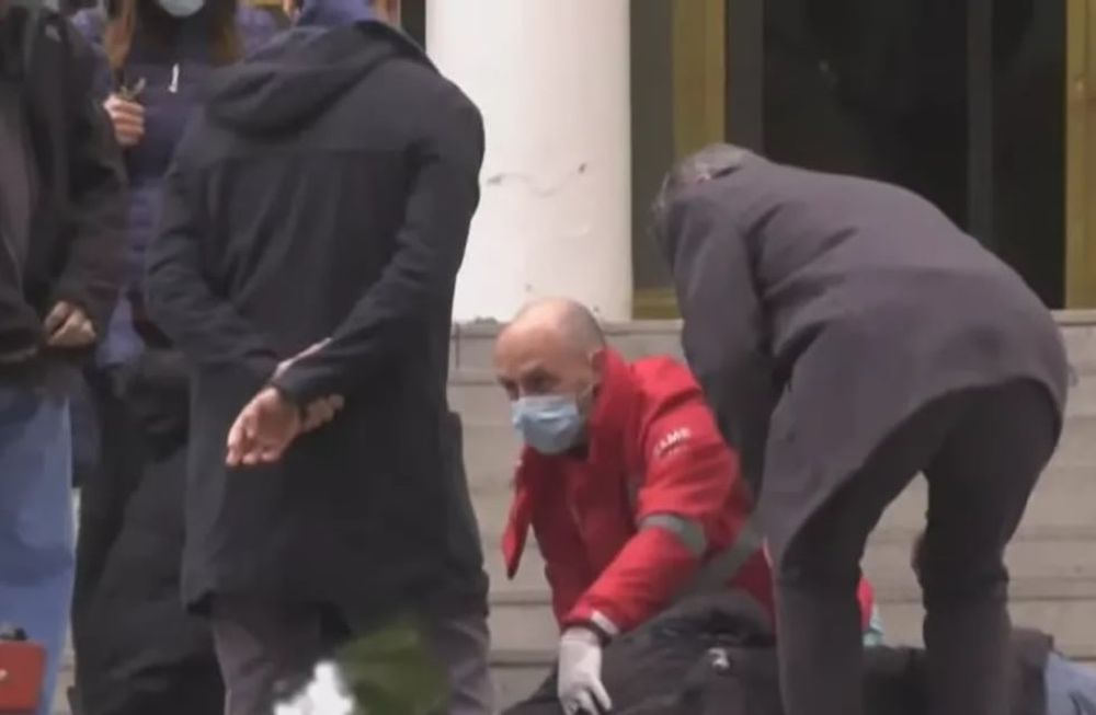 Fernán Quirós, ministro de salud porteño, llegó al hospital Fernández para visitar a las víctimas del incendio en Recoleta y debió asistir a una persona que se descompensó en las escaleras de la clínica.