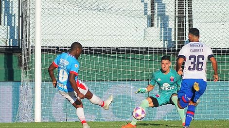 Luis Leal anotando el primero para Arsenal. / Gentileza.