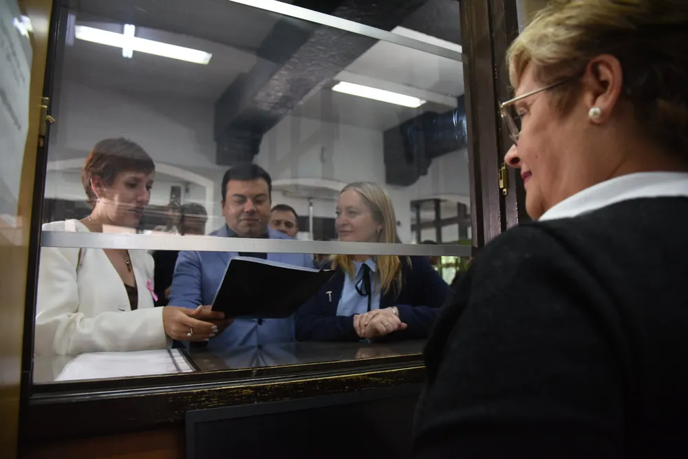La ministra de Energía y Ambiente, Jimena Latorre, presentó formalmente la DIA de PSJ Cobre Mendocino acompañada por la vicegobernadora Hebe Casado y el intendente de Las Heras, Francisco Lo Presti. 